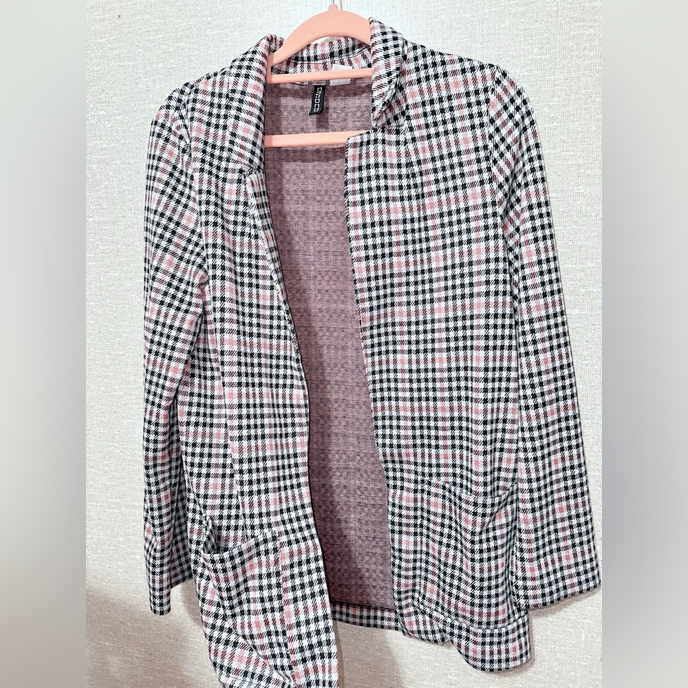 H&M jacket in jersey with narrow, notched lapels and front pockets. Unlined.